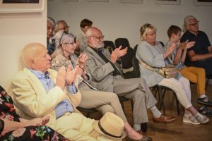 publiczność bijąca brawo