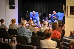 Zdzisław Romuald Sierpiński i Wojciech Kowalski na scenie Ośrodka Promocji Kultury Gaude Mater