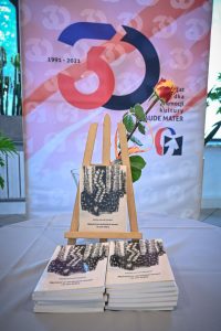 książki Zdzisława Romualda Sierpińskiego ustawiona na stoliku