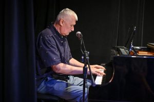 Zdzisław Romuald Sierpiński gra na fortepianie