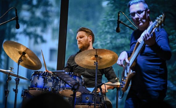 Adam Golicki grający na perksuji oraz po prawej Piotr Lemańczyk grający na gitarze basowej