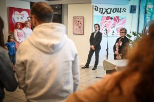 publiczność gromadząca się podczas wernisażu wystawy w galerii sztuki