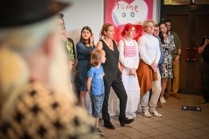 publiczność zgromadzona podczas wernisażu wystawy w galerii sztuki