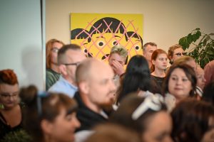 publiczność zgromadzona podczas wernisażu wystawy w galerii sztuki