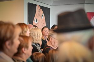 publiczność podczas wernisażu wystawy