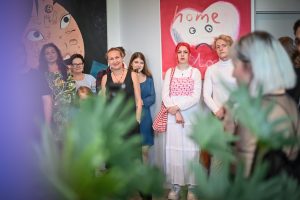 publiczność zgromadzona na otwarciu wystaw w galerii sztuki