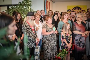 publiczność zgromadzona podczas wernisażu wystawy w galerii sztuki