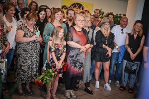 publiczność zgromadzona podczas wernisażu wystawy w galerii sztuki