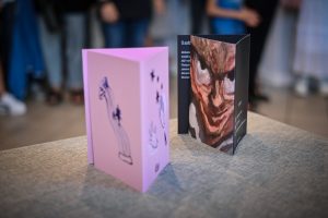 katalogi wystaw postawione na stole