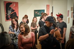 publiczność oglądająca obrazy w galerii sztuki