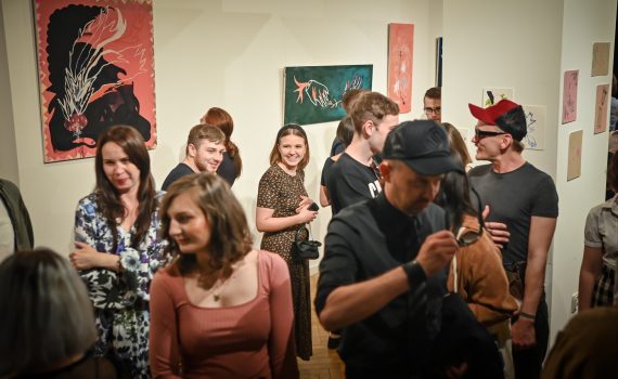 publiczność oglądająca obrazy w galerii sztuki