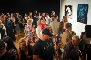 publiczność podczas wernisażu wystawy w galerii sztuki