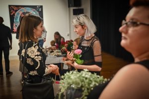 Emilia Dudziec rozmawiająca z publicznością podczas wernisażu swojej wystawy