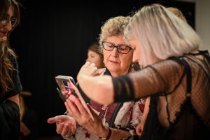 kobiety spoglądające w ekran smarfona