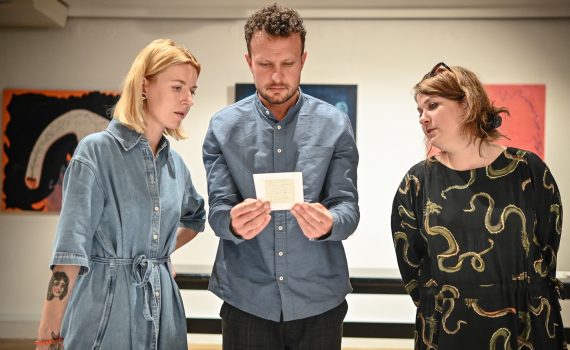 jury konkursowe międzynarodowego biennale miniatury w 2022 roku przyglądające się jednej z prac