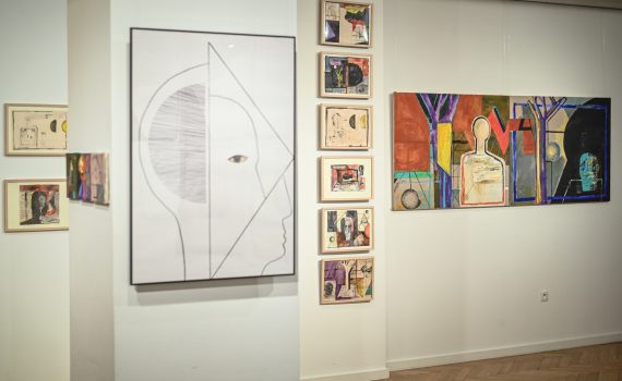 obrazy na wystawie sztuki