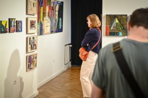 kobieta oglądająca obrazy na wystawie w galerii sztuki
