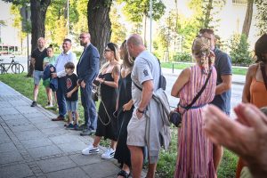 publiczność zgromadzona przed wejściem do Ośrodka Promocji Kultury Gaude Mater w Częstochowie