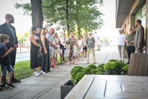 Robert Jasiak dyrektor Ośrodka Promocji Kultury Gaude Mater witający publiczność zgromadzoną przed wejściem do instytucji