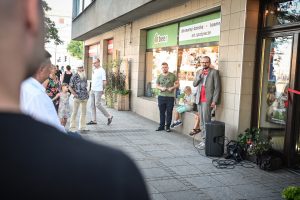 Robert Jasiak dyrektor Ośrodka Promocji Kultury Gaude Mater i Bartłomiej Stypka witający publiczność podczas odsłonięcia muralu w ramach 30. Dni Częstochowy