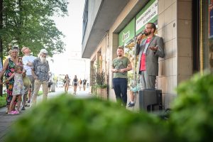 Robert Jasiak dyrektor Ośrodka Promocji Kultury Gaude Mater i Bartłomiej Stypka witający publiczność podczas odsłonięcia muralu w ramach 30. Dni Częstochowy