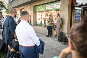 Bartłomiej Stypka witający publiczność podczas odsłoniecia swojego muralu w ramach 30. Dni Częstochowy