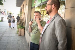 Bartłomiej Stypka witający publiczność podczas odsłoniecia swojego muralu w ramach 30. Dni Częstochowy