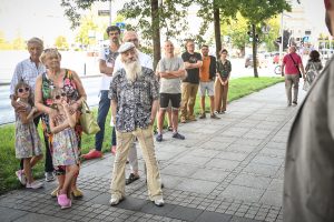 publiczność zgromadzona przed Ośrodkiem Promocji Kultury Gaude Mater w Częstochowie podczas odsłoniecia muralu