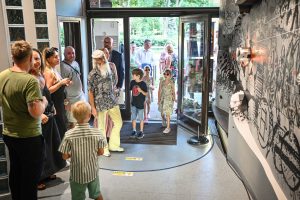 publiczność oglądająca mural odsłonięty w Ośrodku Promocji Kultury Gaude Mater w Częstochowie