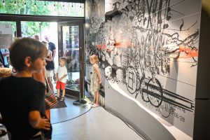 publiczność oglądająca mural odsłonięty w Ośrodku Promocji Kultury Gaude Mater w Częstochowie