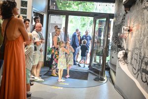 publiczność oglądająca mural odsłonięty w Ośrodku Promocji Kultury Gaude Mater w Częstochowie