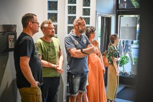 Bartłomiej Stypka i publiczność oglądająca mural