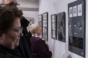 kobieta oglądająca wystawę