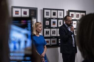 Justyna Warwas i mówiący przez mikrofon Robert Jasiak