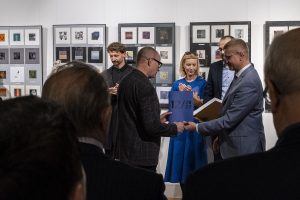 Krzysztof Matyjaszczyk wręczający nagrody laureatowi międzynarodowego biennale miniatury