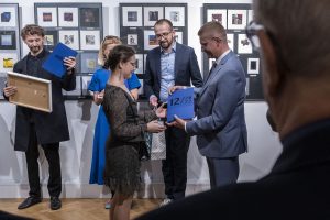Krzysztof Matyjaszczyk prezydent miasta wręczający nagrody laureatce międzynarodowego biennale miniatury