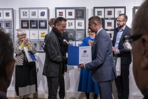 Krzysztof Matyjaszczyk wręczający nagrody laureatowi międzynarodowego biennale miniatury
