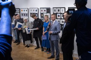 Krzysztof Matyjaszczyk witający publiczność podczas wernisażu wystawy