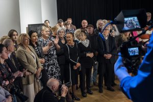 publiczność podczas wernisażu wystawy