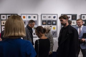 laureatki i laureaci międzynarodowego biennale miniatury podczas wernisażu wystawy