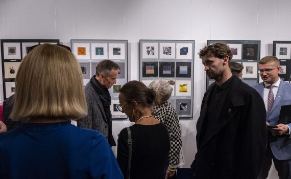 laureatki i laureaci międzynarodowego biennale miniatury podczas wernisażu wystawy