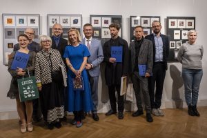 laureatki i laureaci międzynarodowego biennale miniatury z kuratorem galerii, komisarz konkursu, dyrektorem galerii i prezydentem miasta