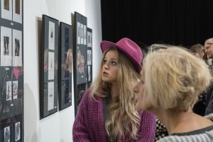 kobieta przyglądająca się ekspozycji podczas wystawy