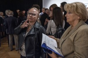 kobiety oglądające ekspozycję podczas wernisażu wystawy