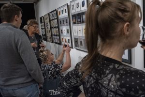 publiczność oglądająca wystawę