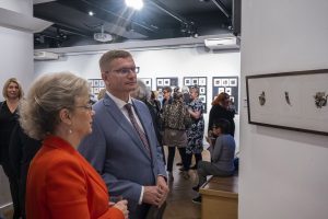 Krzysztof Matyjaszczyk podczas wernisażu wystawy