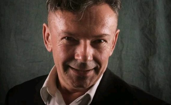 kolorowa fotografia portretowa na której znajduje się poeta Janusz Strojec