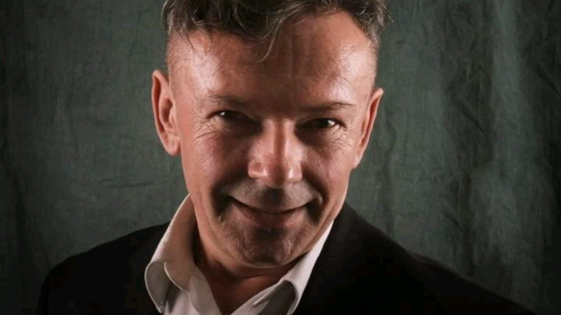 kolorowa fotografia portretowa na której znajduje się poeta Janusz Strojec