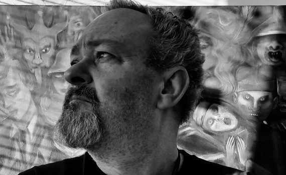 czarno-biała fotografia na której znajduje się pisarz Jarosław Błahy