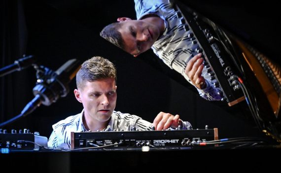 Maciej Tubis wykonujący swój koncert